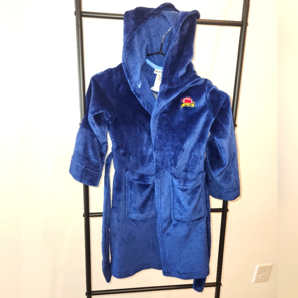Boys robe sports theme. Size xs 5/6 super soft
